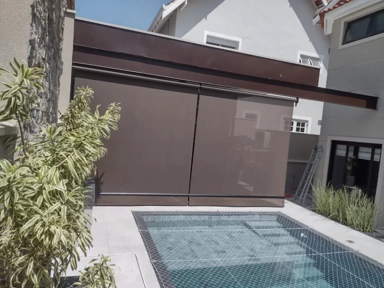 Toldo articulado em varanda ensolarada