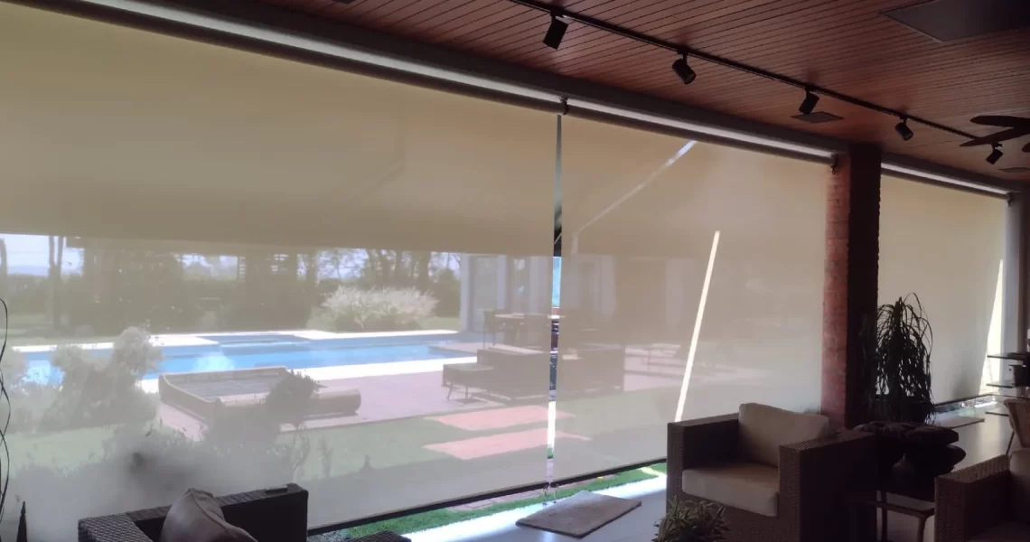 Toldo cortina em tela screen instalado em varanda