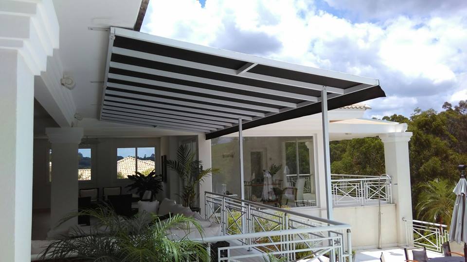 Área de serviço coberta com toldo fixo em lona acrílica