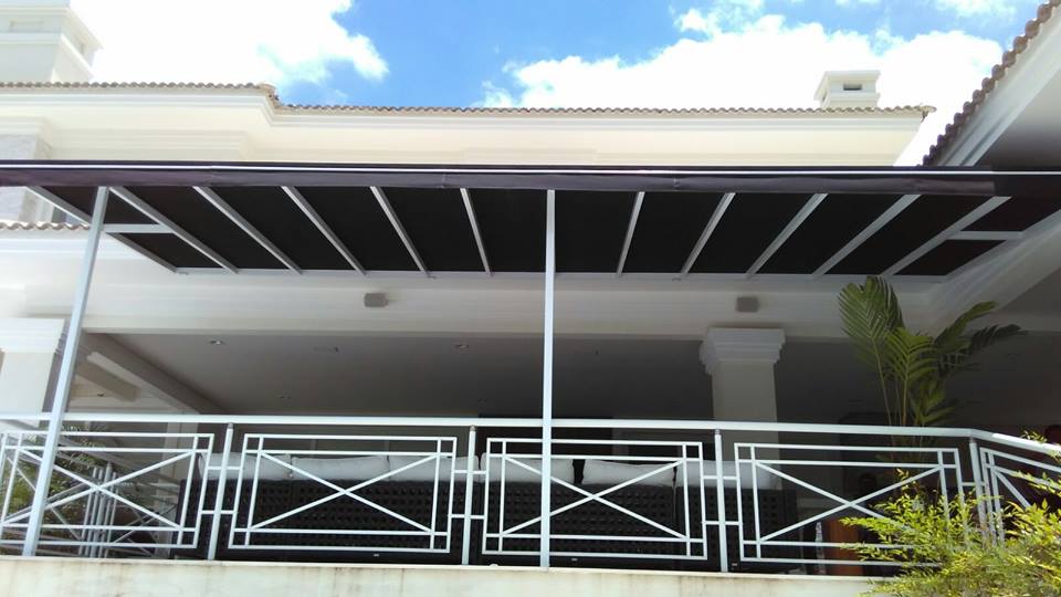Cobertura fixa em lona acrílica instalada em quintal